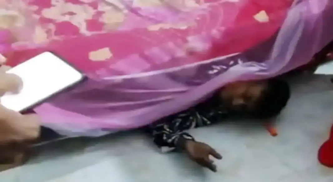 ঘুমন্ত অবস্থায় চোরের হাত খাটের বাইরে। ছবি : সংগৃহীত