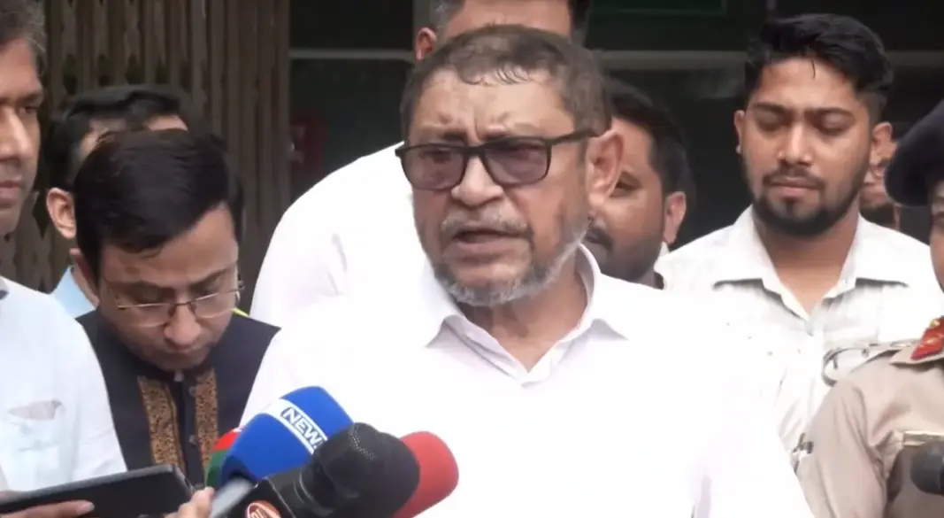 সাংবাদিকদের সঙ্গে কথা বলছেন স্বাস্থ্যমন্ত্রী সরদার মোহাম্মদ সাখাওয়াত হোসেন। ছবি : সংগৃহীত