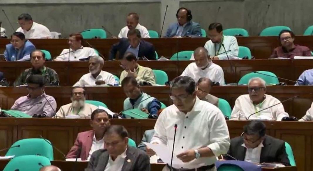 প্রতিমন্ত্রী মীর শাহে আলম সংসদে বিলটি উত্থাপন করেন। ছবি: ভিডিও থেকে নেওয়া