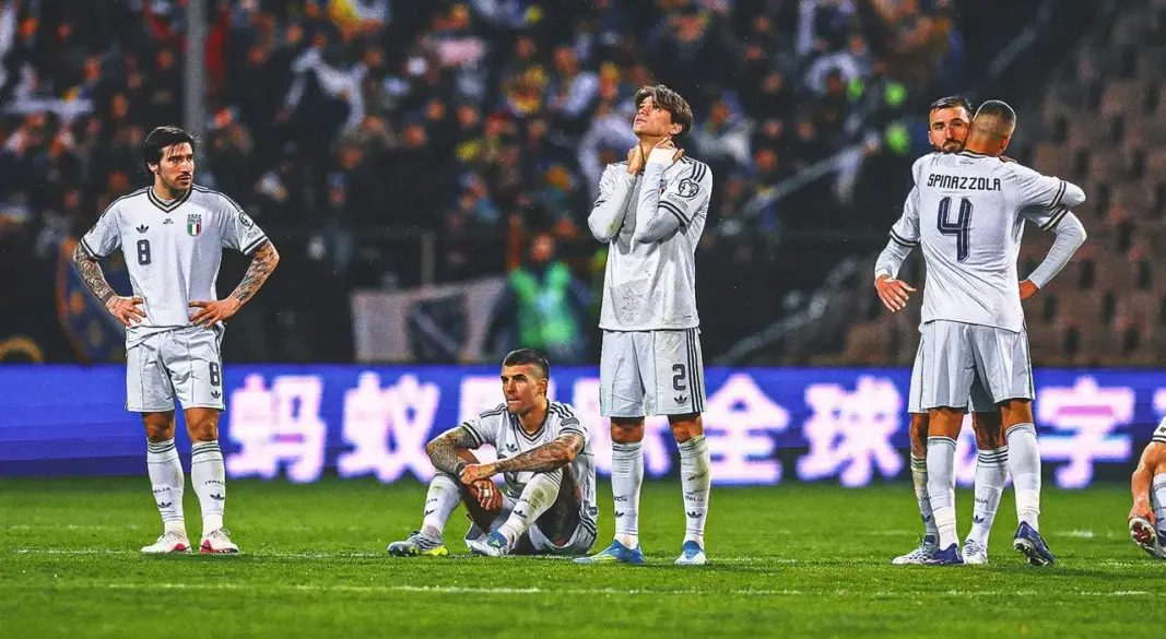 বিশ্বকাপ থেকে ছিটকে পড়ে বিষণ্ণ ইতালির ফুটবলাররা। ছবি: সংগৃহীত
