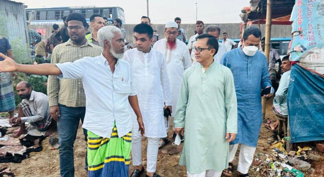 চামড়া বিক্রয় কেন্দ্রে আকস্মিক পরিদর্শনে বাণিজ্যমন্ত্রী খন্দকার আব্দুল মুক্তাদির। ছবি : সংগৃহীত