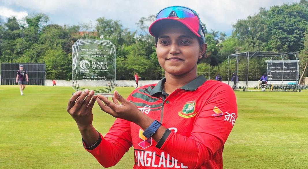 ম্যাচসেরার পুরস্কার হাতে জ্যোতি। ছবি : বিসিবি