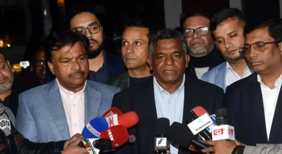 সাংবাদিকদের সঙ্গে কথা বলেন বিজিবি সভাপতি আমিনুল ইসলাম বুলবুল। ছবি : সংগৃহীত