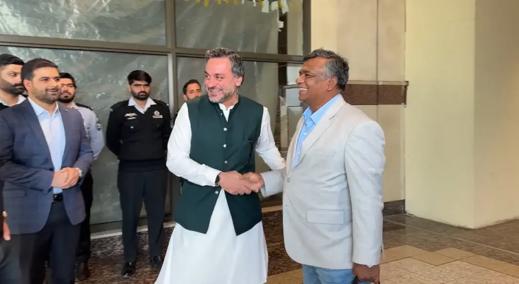 আজ লাহোরে পৌঁছেছেন বিসিবি সভাপতি আমিনুল ইসলাম। ছবি : সংগৃহীত