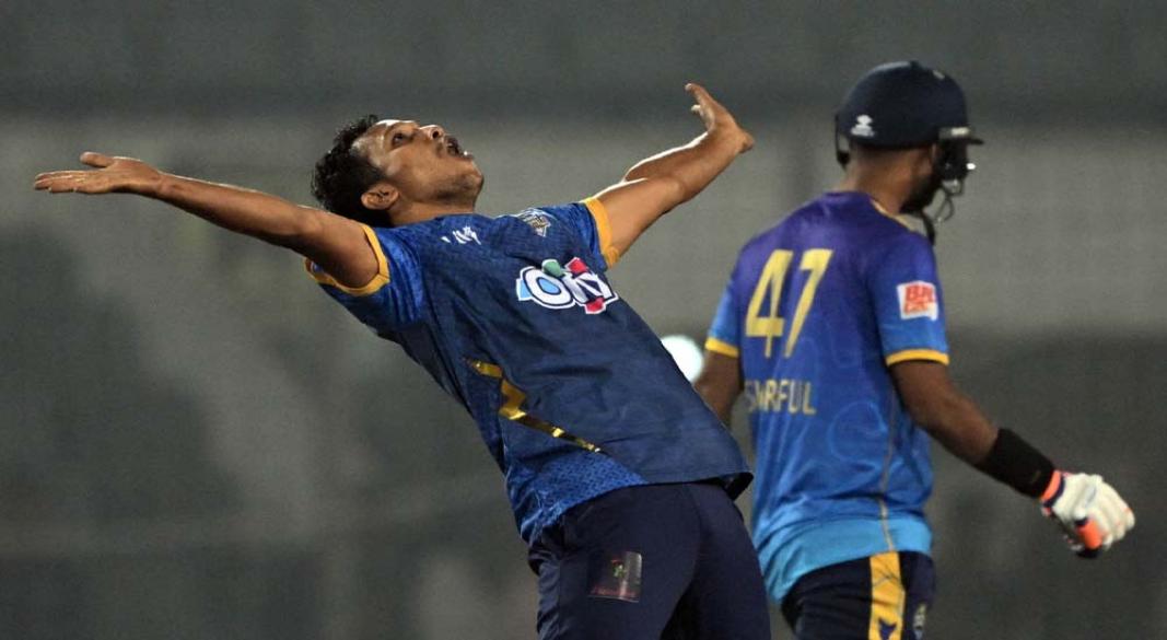 উইকেট নেওয়ার পর সাইফউদ্দিনের উচ্ছ্বাস। ছবি : মীর ফরিদ, মিরপুর থেকে