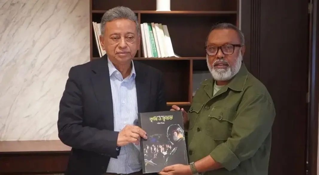 অর্থমন্ত্রীর হাতে সুপারিশমালা তুলে দিচ্ছেন শাইখ সিরাজ। ছবি: সংগৃহীত