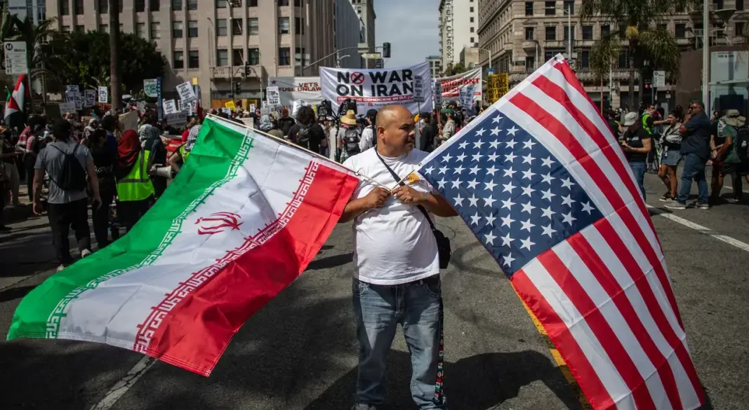 দুই দেশের পতাকা হাতে এক ব্যক্তি। ছবি : সংগৃহীত