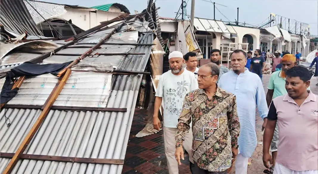 শিমুলিয়া ঘাটে গতকাল ঝড়ে ক্ষতিগ্রস্ত রেস্তোরাঁ পরিদর্শন করেন আব্দুস সালাম আজাদ এমপি