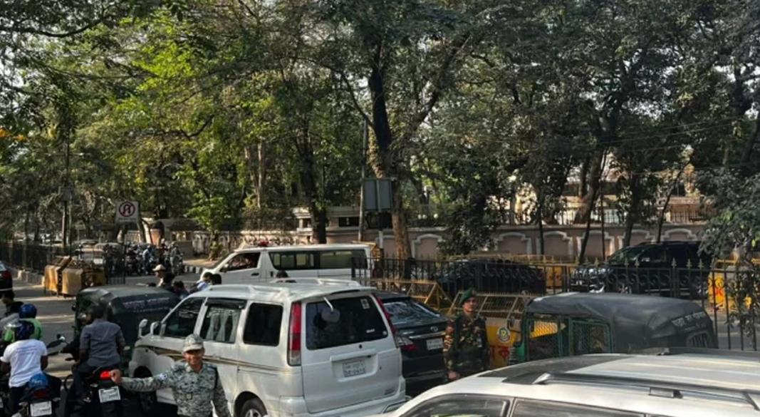 শনিবার দুপুরে তিনি যমুনা ছেড়ে গুলশানে নিজের বাসায় যান অধ্যাপক ইউনূস | ছবি : সংগৃহীত