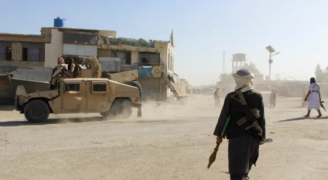 ২০২৫ সালের অক্টোবর মাসে গোলাগুলির ঘটনার পর কান্দাহার প্রদেশের স্পিন বোলদাক এলাকায় আফগানিস্তান-পাকিস্তান সীমান্তের কাছে টহল দিচ্ছে তালেবান যোদ্ধারা | ছবি : রয়টার্স