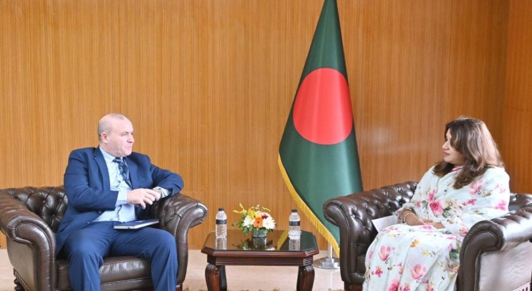 পররাষ্ট্র প্রতিমন্ত্রী শামা ওবায়েদ ইসলামের সঙ্গে সৌজন্য সাক্ষাৎ করেন ঢাকায় নিযুক্ত আলজেরিয়ার রাষ্ট্রদূত আবদেলওয়াহাব সাইদানি। ছবি: সংগৃহীত