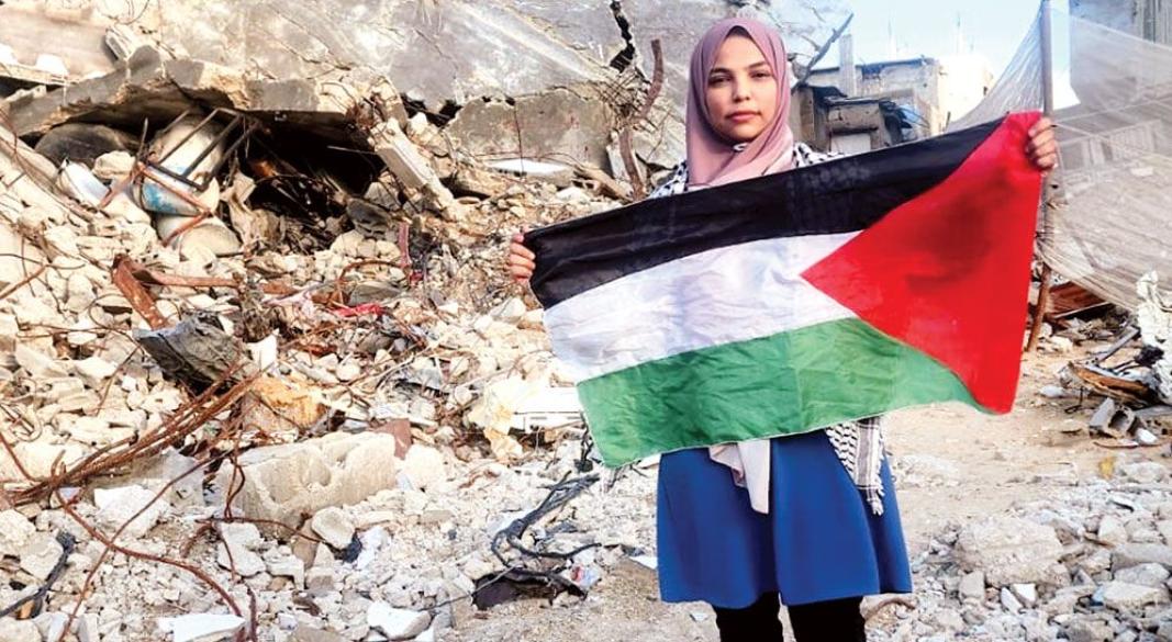 নিজের বাড়ির সামনে মোনা আবু হামদা।  ছবি সংগৃহীত