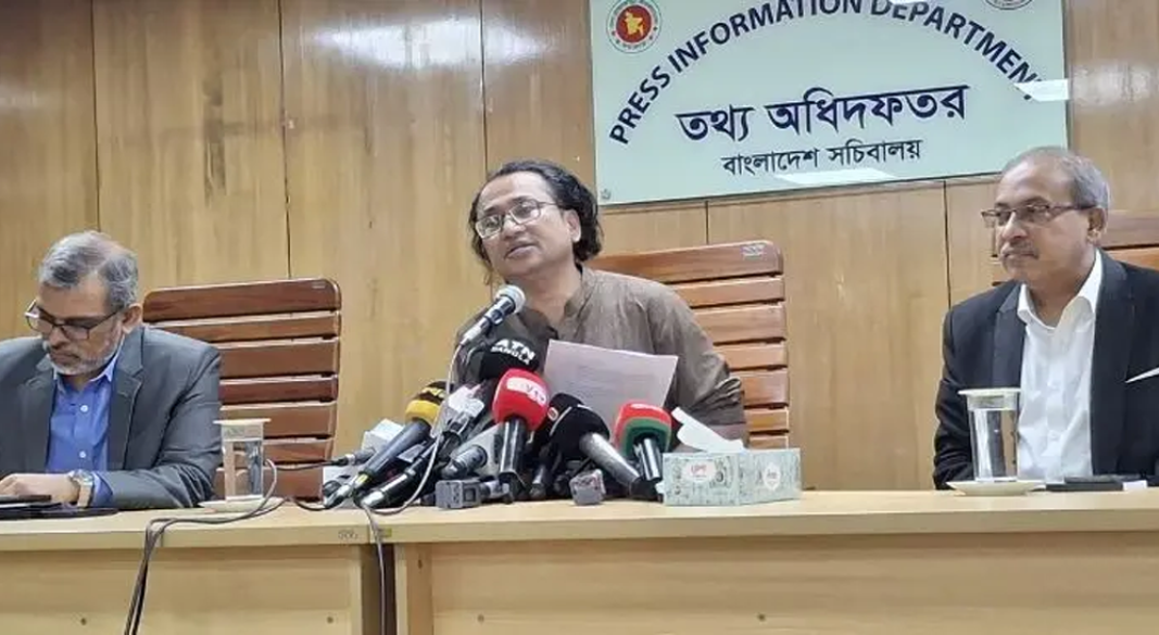 সংবাদ সম্মেলনে কথা বলছেন প্রধানমন্ত্রীর তথ্য ও সম্প্রচারবিষয়ক উপদেষ্টা ডা. জাহেদ উর রহমান। ছবি: সংগৃহীত