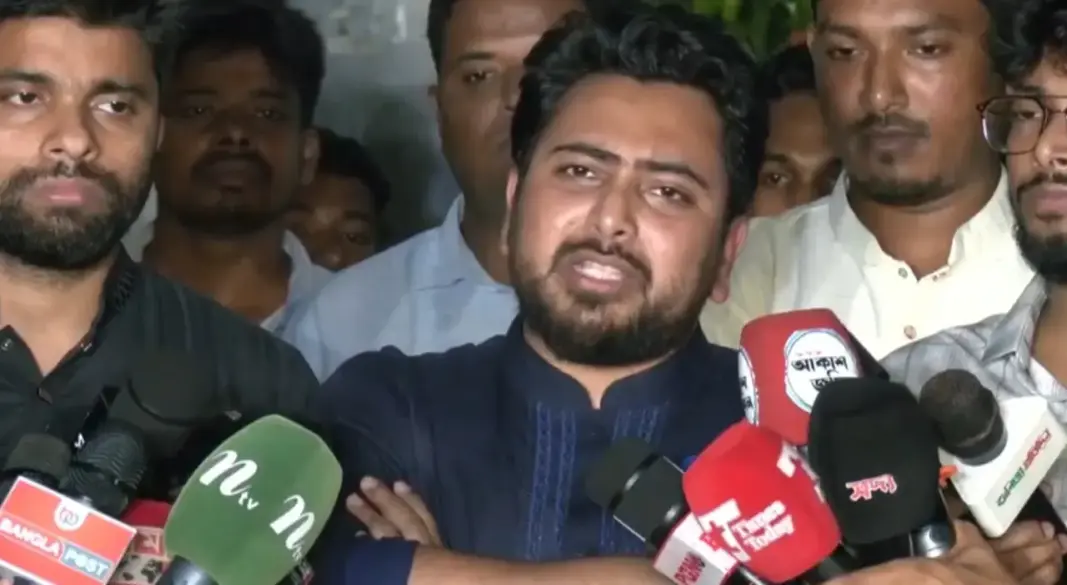 সাংবাদিকদের সঙ্গে কথা বলছেন বিরোধীদলীয় চিফ হুইপ নাহিদ ইসলাম। ছবি : সংগৃহীত