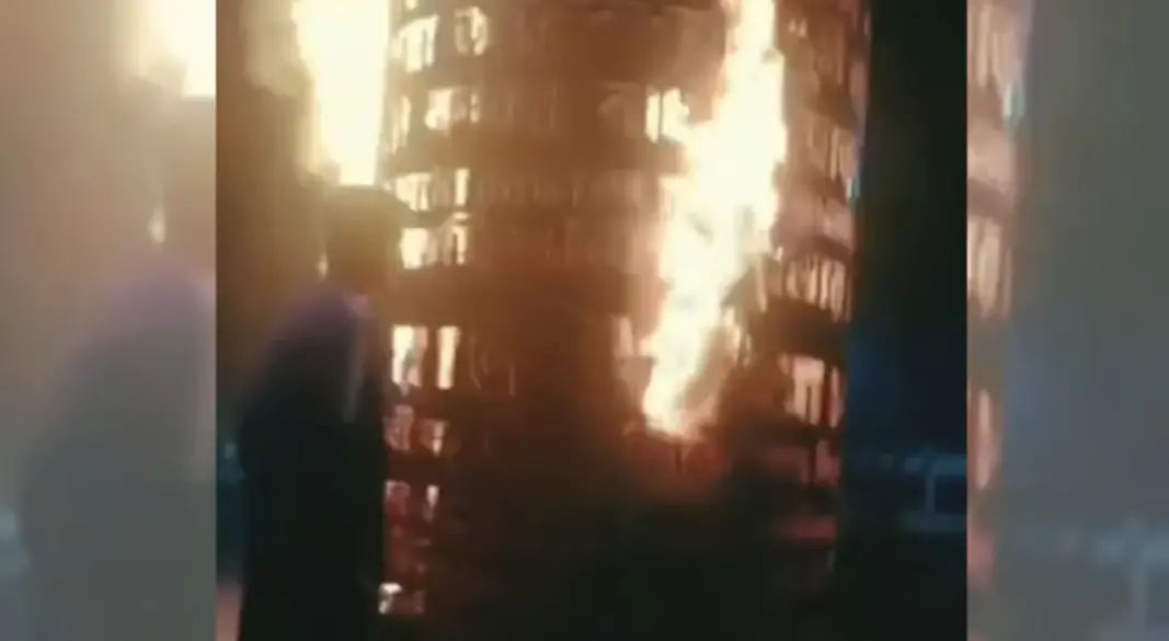 ‘জুলাই স্মৃতিস্তম্ভে’ অগ্নিসংযোগ। ছবি: সংগৃহীত