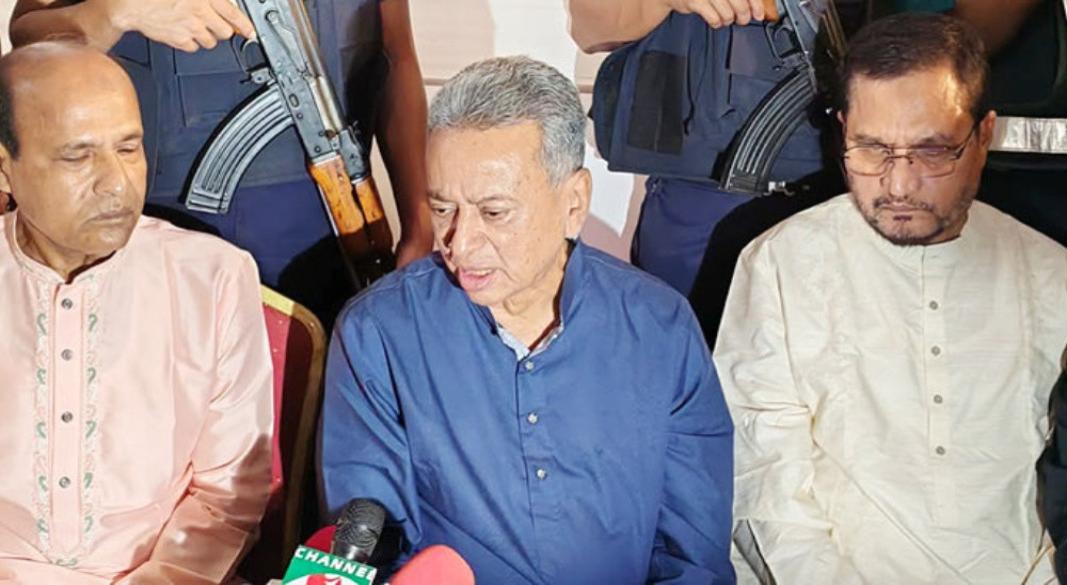 নিজ বাসভবনে সাংবাদিকদের সঙ্গে মতবিনিময়কালে কথা বলেছেন অর্থ ও পরিকল্পনা মন্ত্রী আমির খসরু মাহমুদ চৌধুরী।