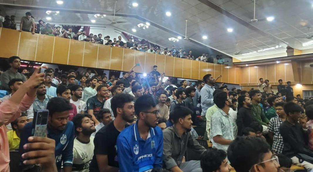 হল সংসদের ফল ঘোষণা চলছে। বিবিএ অনুষদ মিলনায়তন থেকে তোলা - ছবি: সংগৃহীত