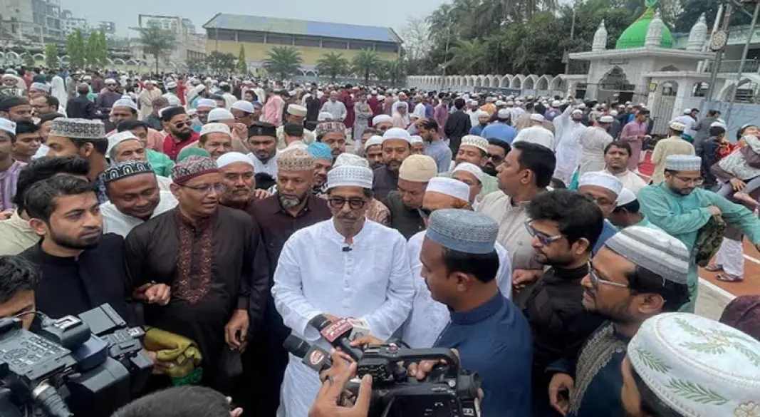 কৃষিমন্ত্রী মোহাম্মদ আমিন উর রশিদ শনিবার সকালে কুমিল্লার কেন্দ্রীয় ঈদগাহ ময়দানে ঈদ জামাত শেষে সাংবাদিকদের সঙ্গে কথা বলেন