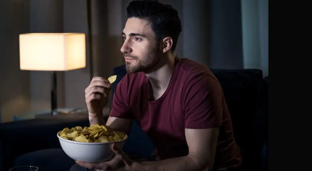 মাঝরাতে ঘন ঘন খিদে লাগা অনেক সময় এক ধরনের ইটিং ডিসঅর্ডার-এর লক্ষণ | ছবি : সংগৃহীত