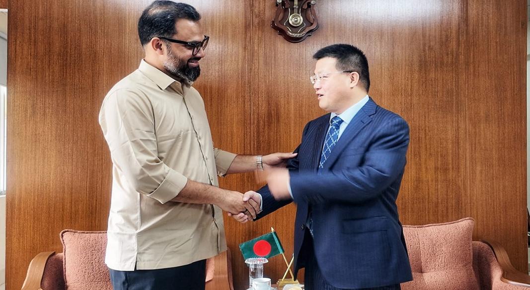 ক্রীড়া প্রতিমন্ত্রী আমিনুল হক ও চীনের রাষ্ট্রদূত ইয়াও ওয়েন। ছবি : সংগৃহীত