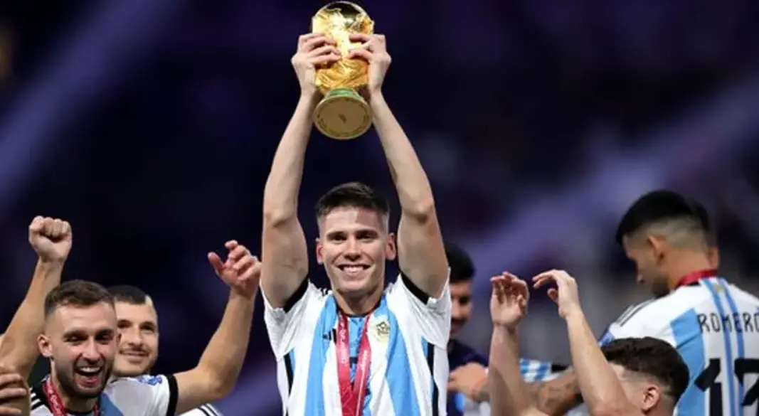 কাতার বিশ্বকাপের ট্রফি হাতে হুয়ান ফয়েথ। ছবি : সংগৃহীত