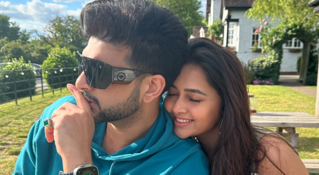 কর্ণ কুন্দ্রা ও তেজস্বী প্রকাশ। ছবি: সংগৃহীত