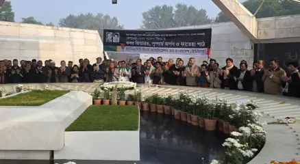 জিয়াউর রহমান এবং খালেদা জিয়ার কবর জিয়ারত, পুষ্পার্ঘ্য অর্পণ ও ফাতেহা পাঠ করছেন ইউট্যাব নেতারা।