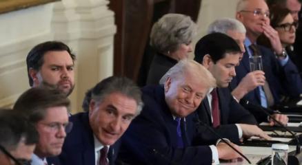 শীর্ষস্থানীয় তেল কোম্পানিগুলোর নির্বাহীদের সঙ্গে এক বৈঠকে ডোনাল্ড ট্রাম্প। ছবি: সংগৃহীত