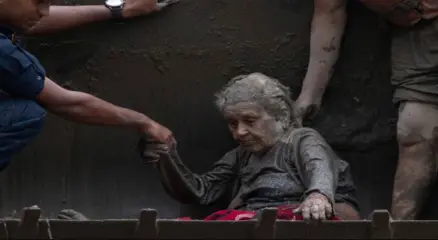 ৯৭ বছরের বৃদ্ধা গুনা মায়া বোহারাকে উদ্ধারের দৃশ্য। ছবি: সংগৃহীত