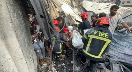 আগুনে পুড়ে যাওয়া গ্যাসলাইট কারখানায় ফায়ার সার্ভিসকর্মীরা। ছবি: ফায়ার সার্ভিসের সৌজন্যে