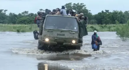 বন্যার্তদের উদ্ধার অভিযান। ছবি : সংগৃহীত