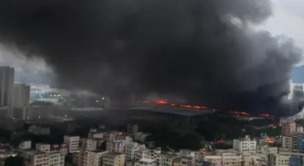 কালো ধোঁয়ায় ছেয়ে গেছে আকাশ। ছবি : সংগৃহীত