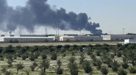 ইরানি হামলায় জ্বলছে আমিরাতের সর্ববৃহৎ গ্যাস প্রক্রিয়াকরণ প্ল্যান্ট। ছবি : সংগৃহীত