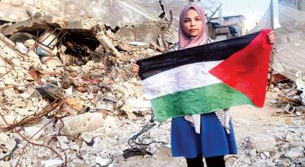 নিজের বাড়ির সামনে মোনা আবু হামদা।  ছবি সংগৃহীত